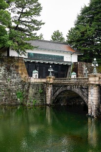 日式古桥旁的静谧建筑