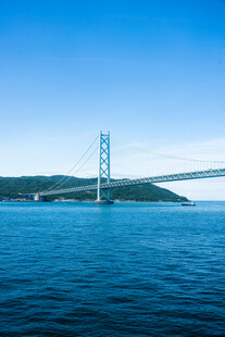 跨海大桥横跨蓝色海面