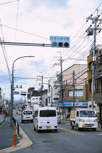 日本街道上行驶的多辆车辆