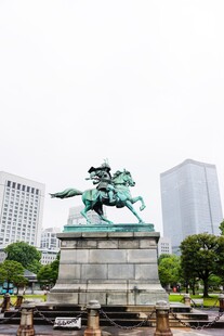 城市中的骑马雕像景观