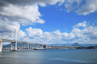 海上大桥与蓝天白云美景