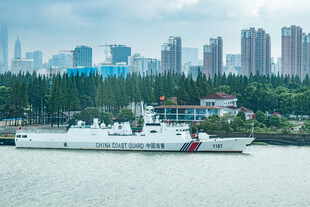 城市河畔的白色舰船