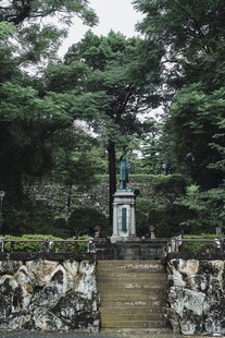 林间纪念碑