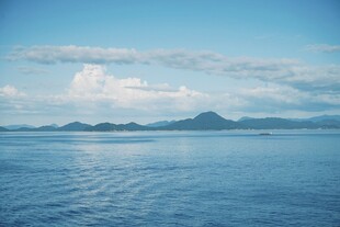 广阔海面与远处山峦景色