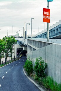 城市道路旁的高架与指示牌