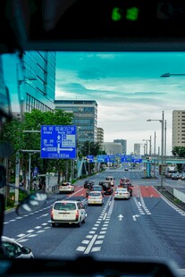 城市道路上的繁忙交通景象