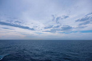 广阔海面与天空的美丽景致