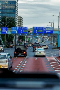 城市道路车流与交通指示牌