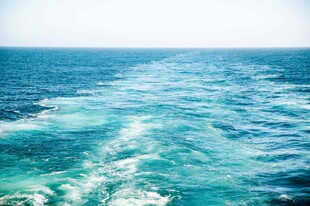 船行碧海留下美丽航迹