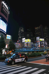 城市夜景中的出租车