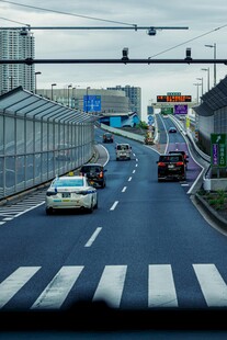 城市道路上行驶的多辆汽车
