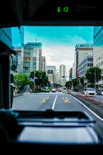 车内视角的城市道路景象