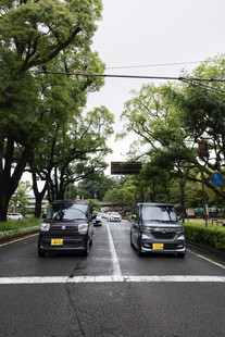 道路上行驶的两辆黑色轿车