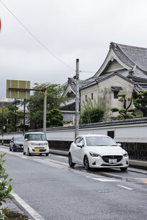 日本街道上行驶的多辆汽车