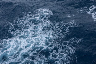 海上波浪翻涌