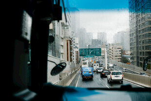 车内视角看城市道路车流