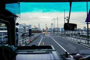 公交车内视角的城市道路