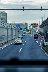 城市道路上行驶的多辆汽车