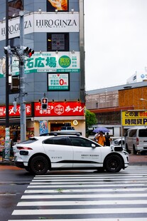 城市街道旁的白色轿车