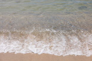 海浪轻拍沙滩的美丽瞬间