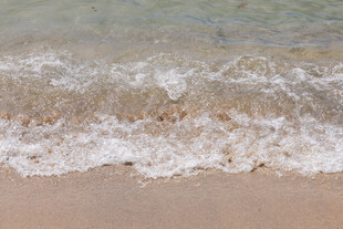 海浪轻拍沙滩的美丽瞬间