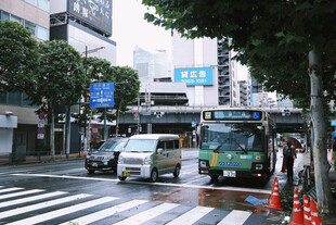 城市街道中的车辆与行人
