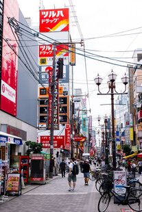 日本街头热闹的商业景象