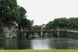 日式古桥横跨宁静水域