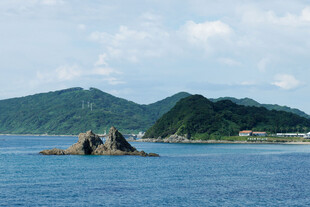 海上孤岩与远山美景