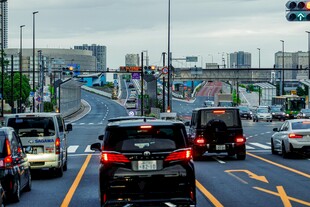 城市道路上的繁忙车流