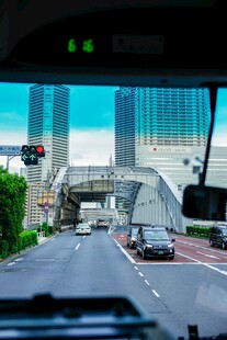 车内视角的城市道路景象