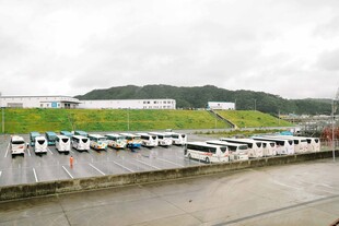 停车场内整齐停放的车辆