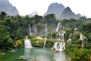 秀丽山水瀑布景观图