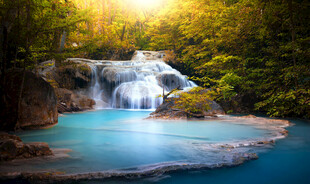 山间蓝湖瀑布美景