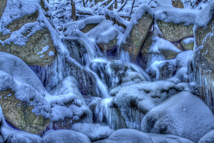 冬日溪流覆雪景致