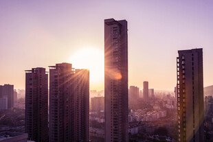 夕阳下的城市高楼景观