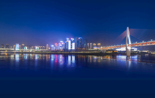 城市夜景中的璀璨桥梁