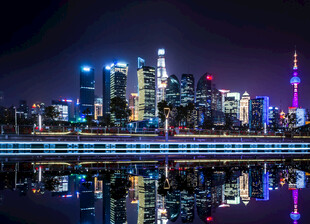 璀璨都市夜景灯火映江景