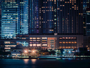 城市夜景下的璀璨建筑