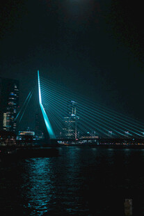 夜晚河畔的璀璨桥梁景观