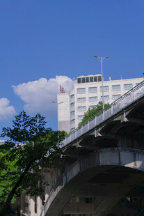 城市桥梁与高楼景观