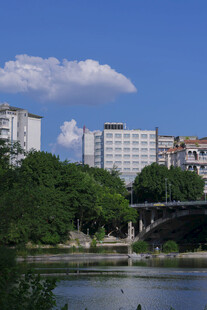 河畔城市风光与桥梁景色