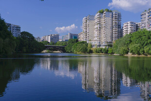 湖畔高楼倒影美景