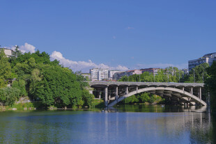 河畔拱桥风景