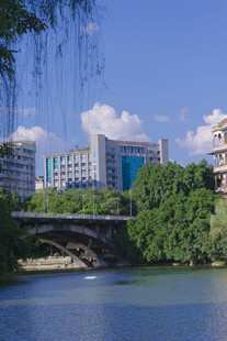 河畔桥梁与城市建筑景观