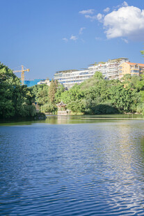 湖畔城市风光美景