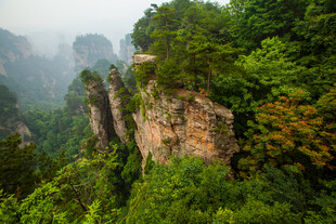 云雾缭绕的壮美山间景色