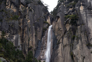 壮观山间瀑布景色