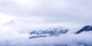 云海中的巍峨雪山