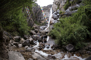 山间溪流瀑布自然美景